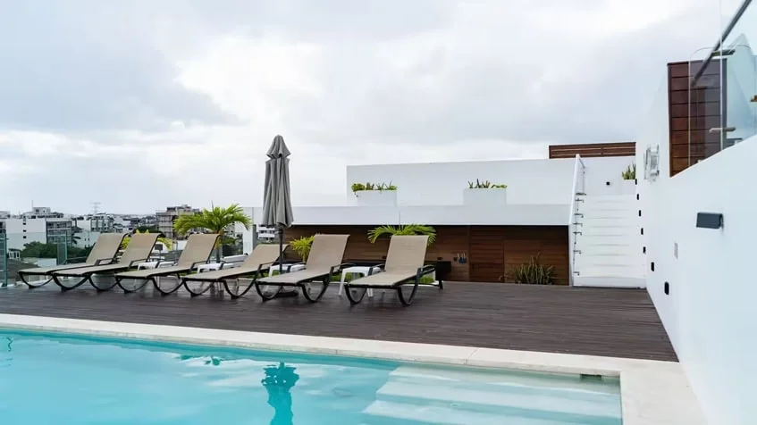 una alberca comun con camastros en dk 52 playa del carmen