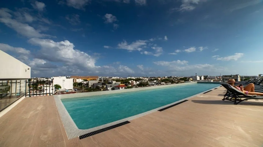 una alberca con vista a la ciudad en urban towers playa del carmen
