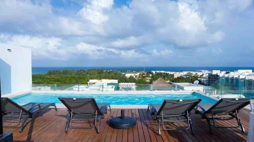 una alberca con vista al mar caribe en dk 52 playa del carmen