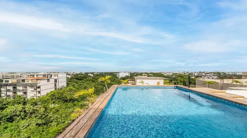una alberca con vista a la ciudad en mya black diamond playa del carmen