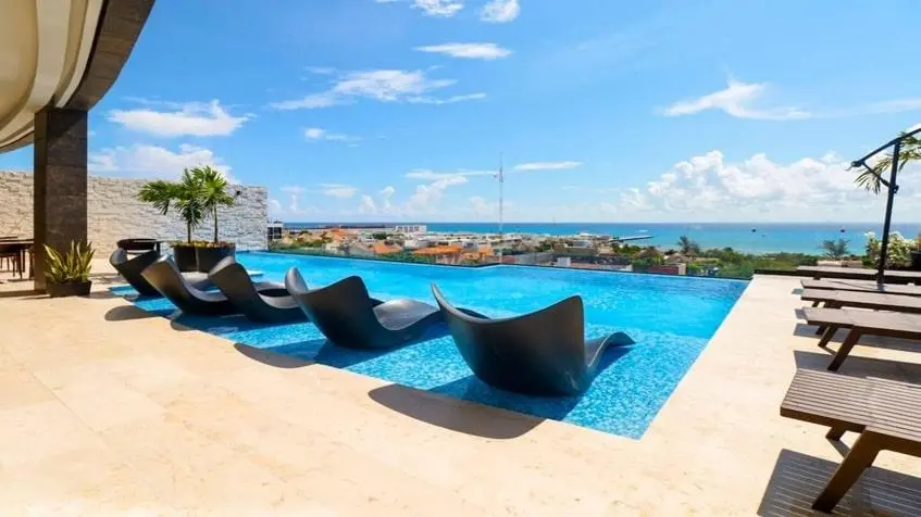 una terraza con camastros en a perfect place playa del carmen