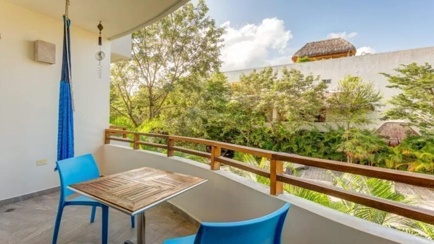 un balcon con vista al jardin en puerta zama tulum