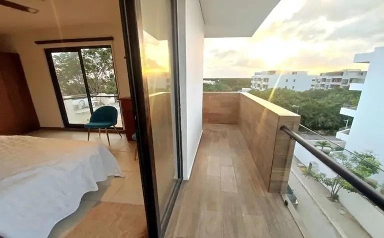 un balcon con vista a la calle en mya black diamond playa del carmen