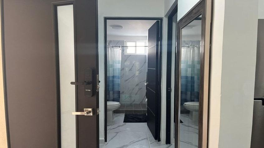 un baño completo con un excusado en la selva residences playa del carmen