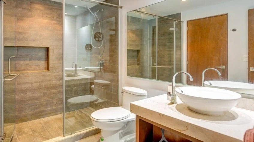 un baño completo con un lavamanos y un espejo grande en puerta zama tulum