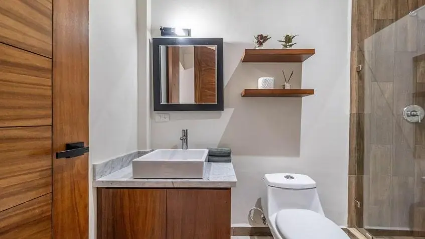 un baño con una ducha y un lavamanos en mya black diamond playa del carmen