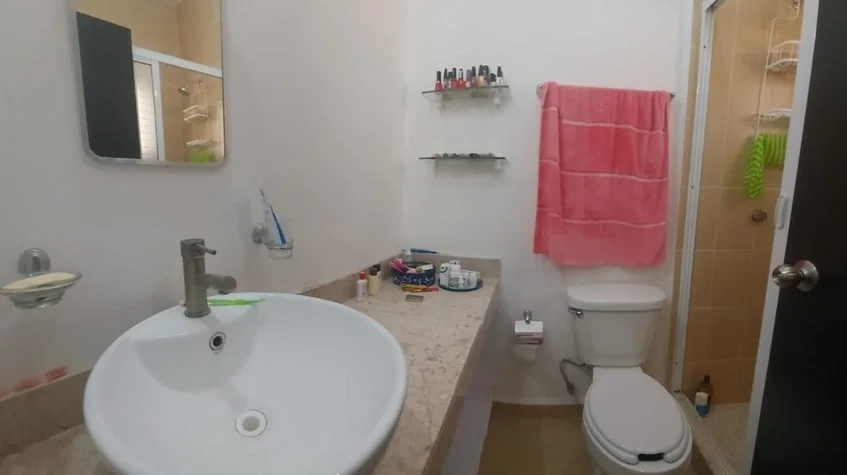 un baño completo con un lavamanos en real amalfi playa del carmen