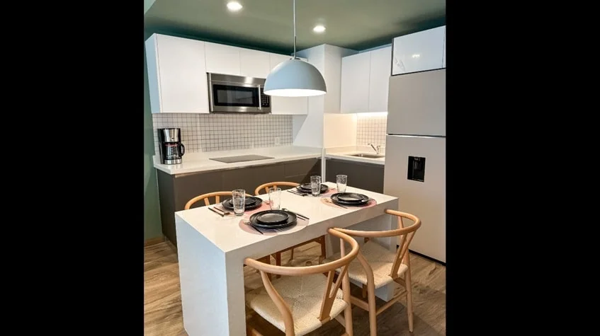 un comedor con una parilla electrica en sensai playa del carmen