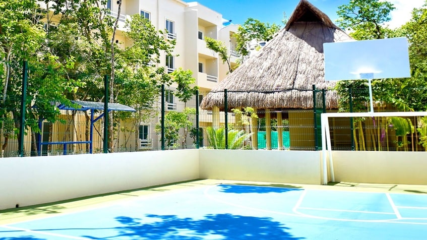 una cancha de basquetball en la selva residences playa del carmen