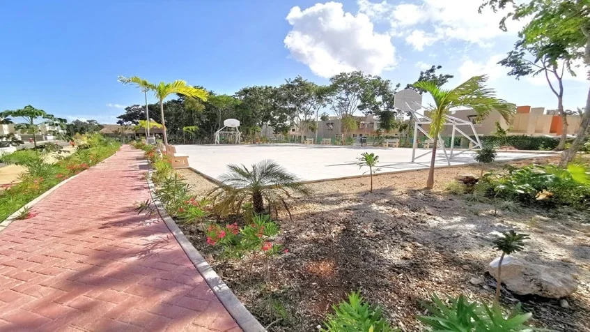 una cancha de basquetball en real amalfi playa del carmen