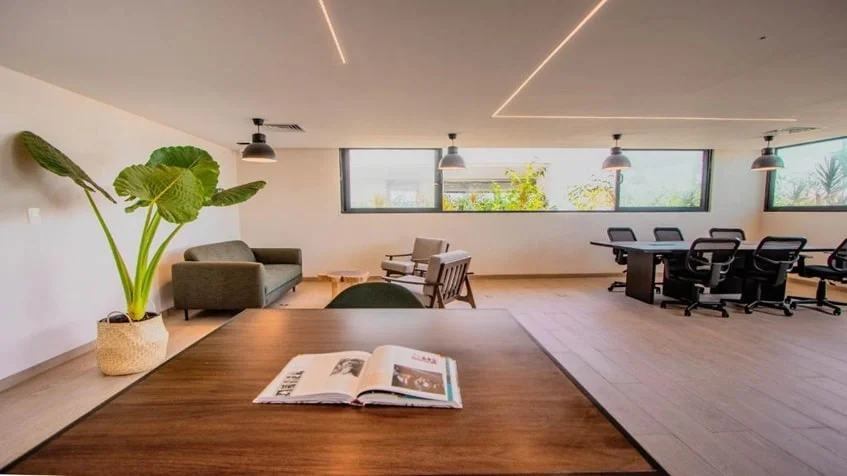 un centro de negocios con un escritorio grande en sensai playa del carmen