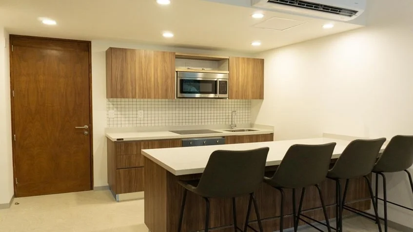 una cocina con una barra desayunadora en urban towers playa del carmen