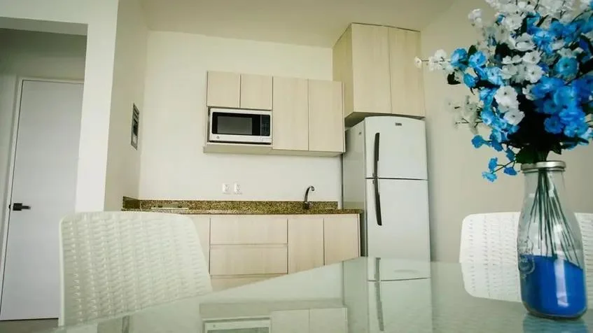 una cocina y un comedor en bianco sea view playa del carmen
