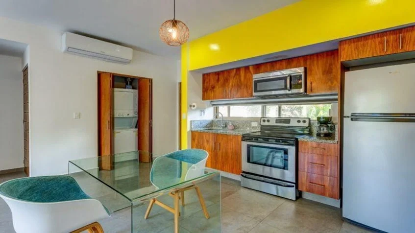 una cocina equipada con un comedor chico en puerta zama tulum
