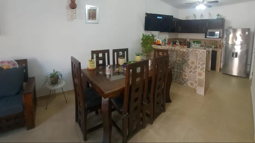 un comedor con una cocina en real amalfi playa del carmen