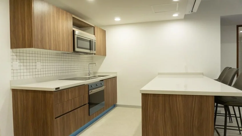 una cocina integral equipada de madera en urban towers playa del carmen