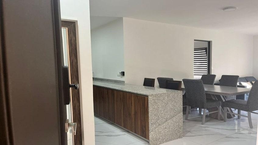 una sala y un comedor grande en la selva residences playa del carmen