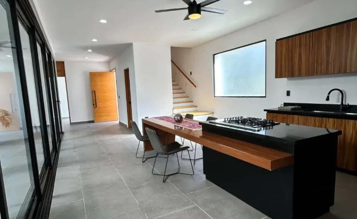 una cocina equipada en planta baja en privada orquideas selvamar