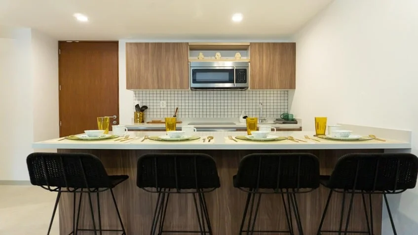 una cocina con 4 sillas modernas en urban towers playa del carmen
