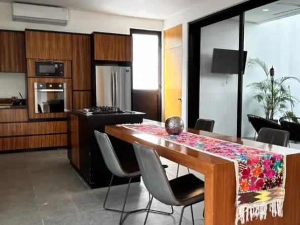 una cocina equipada con una parrilla a gas en privada orquideas selvamar