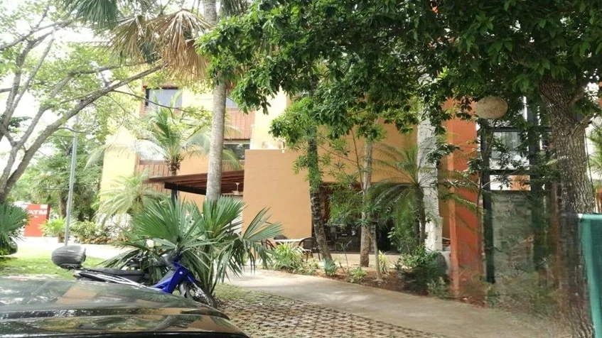 una fachada de un edificio con estacionamiento en plaza paseo playacar