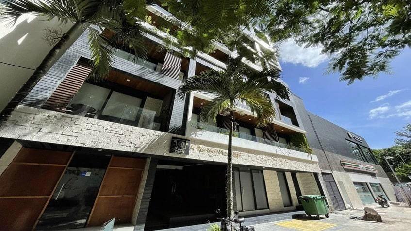 una fachada de un edificio en a perfect place playa del carmen