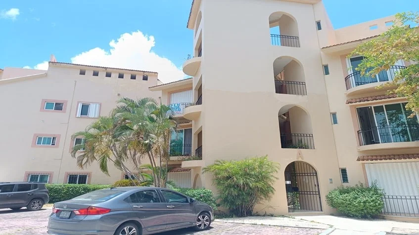 una fachada exterior de un edificio en condominio bugambilias playa del carmen