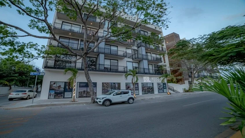 una fachada externa de un edificio de departamentos en urban towers playa del carmen