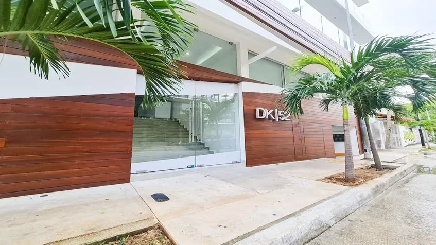 una fachada de un edificio de departamentos en dk 52 playa del carmen