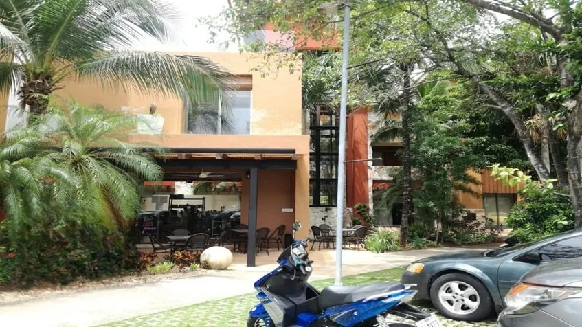 una fachada exterior de un restaurante en plaza paseo playacar