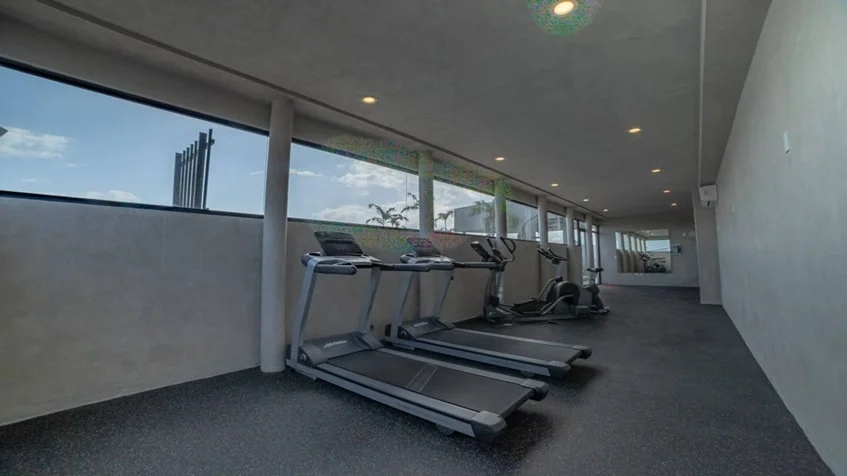 un gimnasio en urban towers playa del carmen