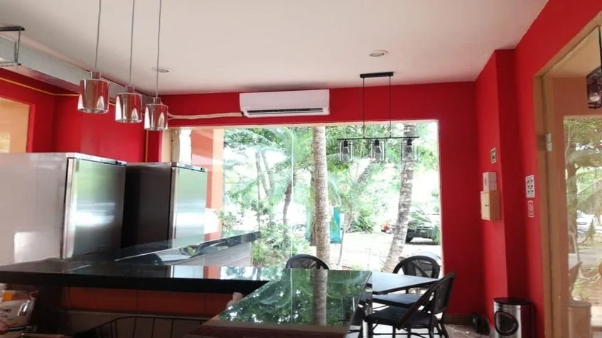 un interior de una barra de un restaurante en plaza paseo playacar