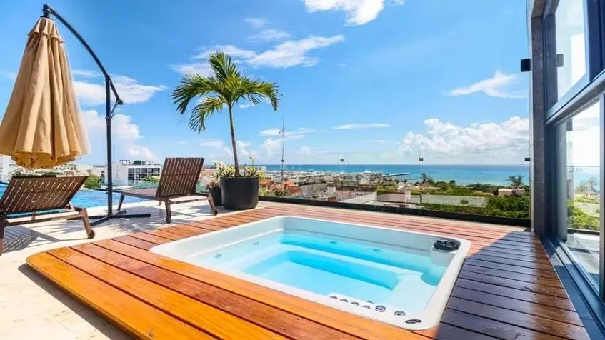 un jacuzzi en a perfect place playa del carmen
