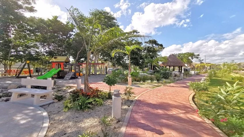 un sendero para caminar con palapa y juegos en real amalfi playa del carmen