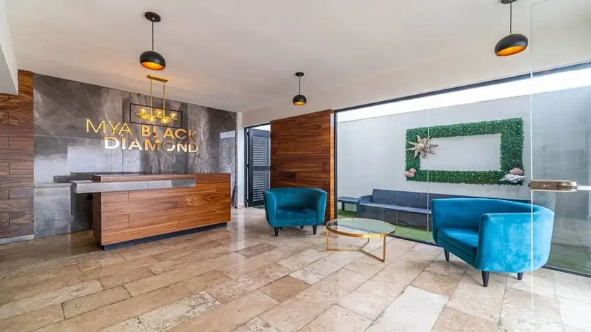 una recepcion con muebles elegantes azules en mya black diamond playa del carmen