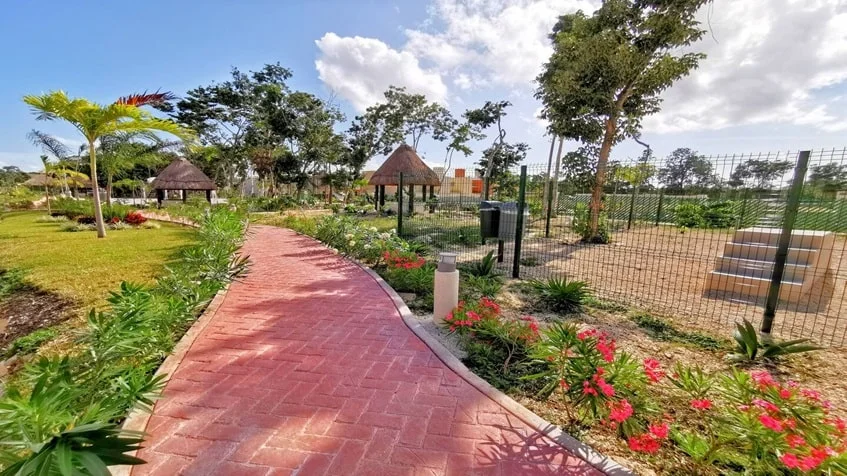 un pasillo con areas verdes alrededor en real amalfi playa del carmen