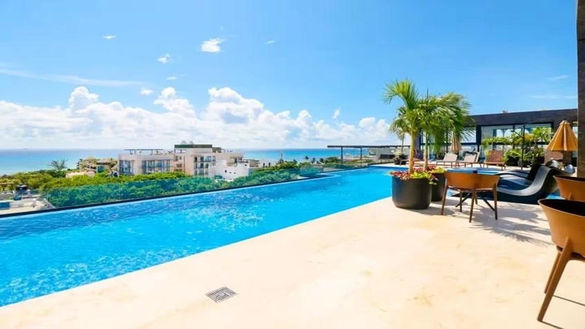 una piscina con vista al mar en a perfect place playa del carmen