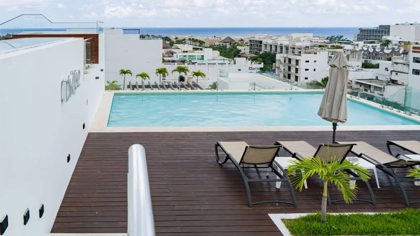 una alberca con una terraza con vista al mar en dk 52 playa del carmen