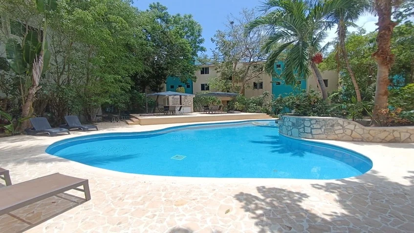 una alberca para residentes en condominio bugambilias playa del carmen