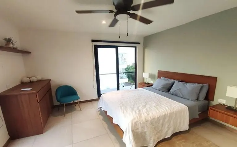 una recamara con balcon en mya black diamond playa del carmen