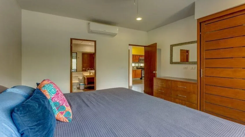 una recamara con closets en puerta zama tulum