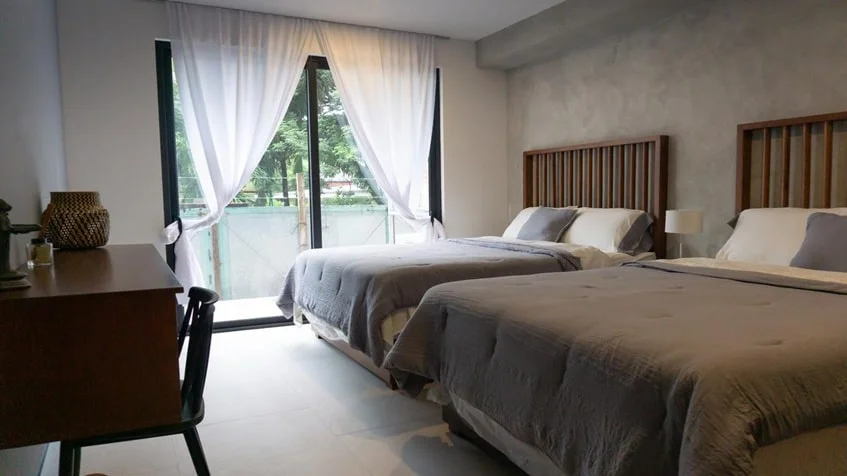 una recamara con 2 camas queen size en urban towers playa del carmen