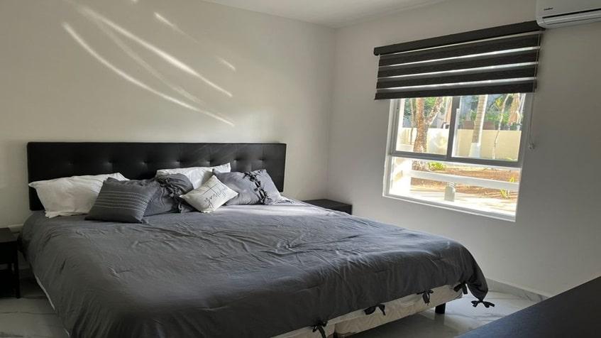 una cama king size en la selva residences playa del carmen