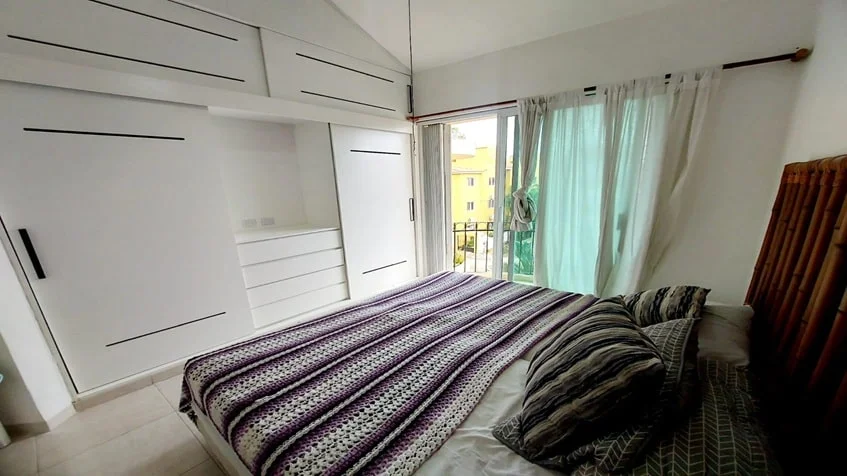 una recamara con un closet grande y un balcon en condominio bugambilias playa del carmen