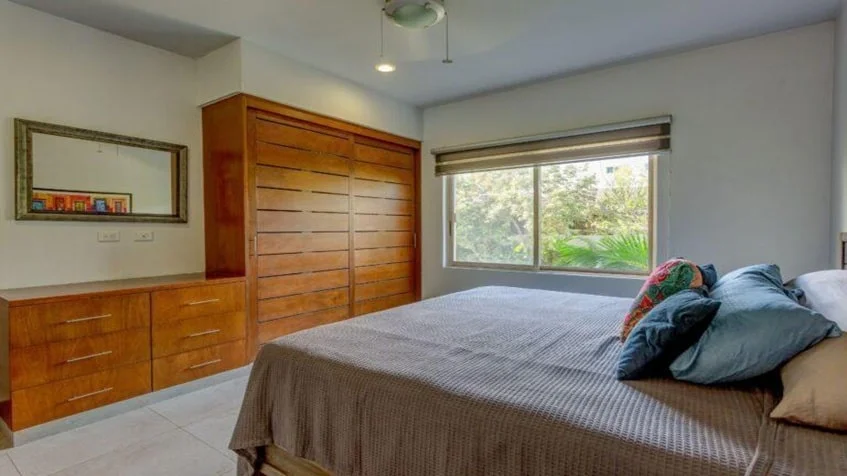 una recamara principal con un closet de madera en puerta zama tulum