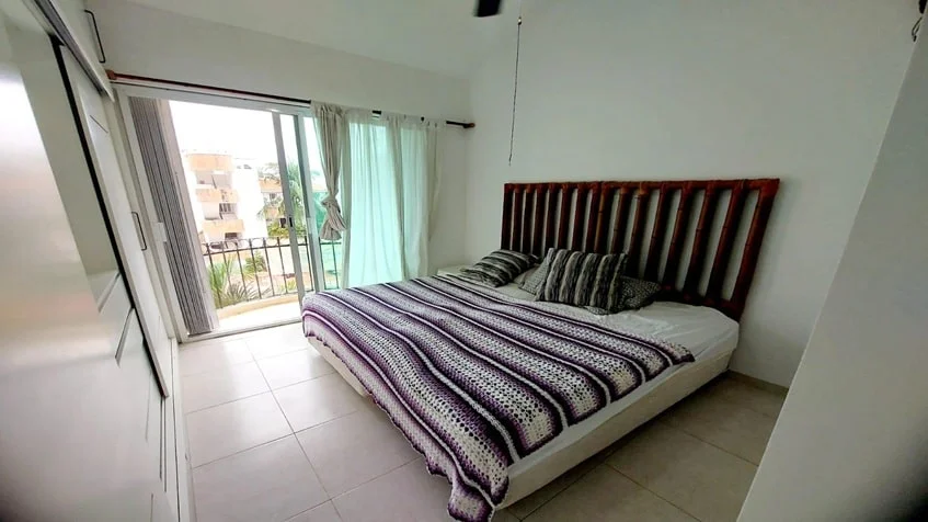 una recamara con cama king size en condominio bugambilias playa del carmen