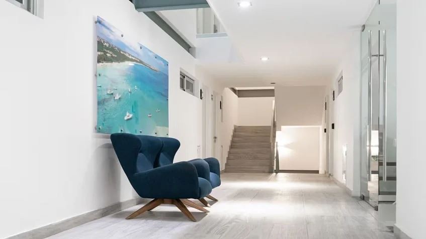 una recepcion con un sofa azul en dk 52 playa del carmen