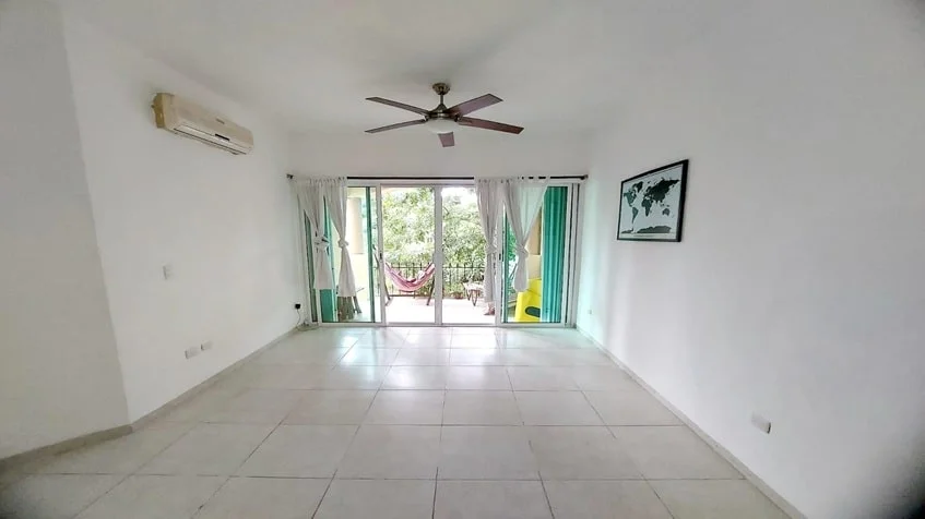 una sala con vista al balcon en condominio bugambilias playa del carmen