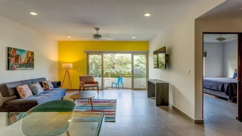 una sala, un balcon y un centro de mesa en puerta zama tulum