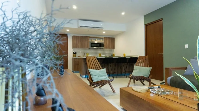 una sala con un centro de mesa elegante en urban towers playa del carmen